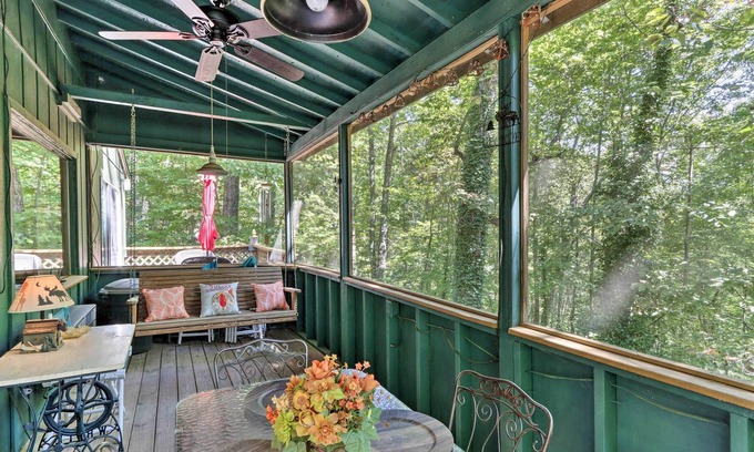 Hayesville Cabina | Rustic Hayesville Cabin w/ Fire Pit & Deck!