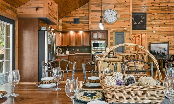 Sevierville Cabina | Rustic Hideaway!