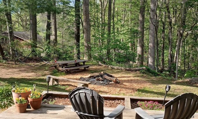 Gerton Cabaña | Rustic Hillside Hideaway. A cozy cottage perfect for 2! Hikers paradise! Hot tub