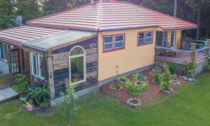 Oro Station Cabaña | Rustic Hobby Farm Retreat