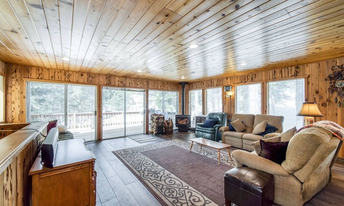 Big Creek Cabina | Casa rústica con estufa de leña, sauna seca privada y dos terrazas con vistas al bosque.