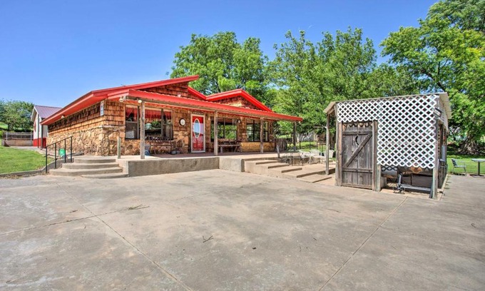 Custer County Casa | Rustic Home with Patio, 1 Mi to Sunset Beach!