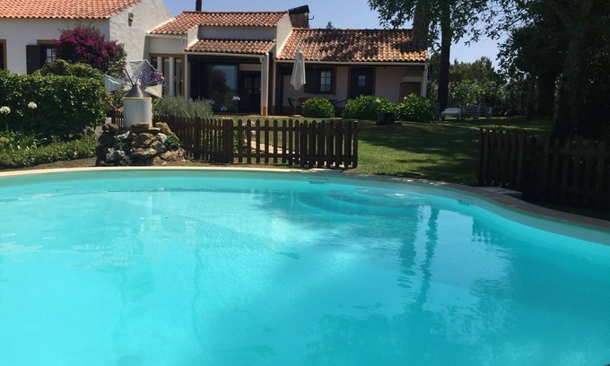 Mafra Cabaña | Casa rústica con jardín y piscina privada en zona muy tranquila.