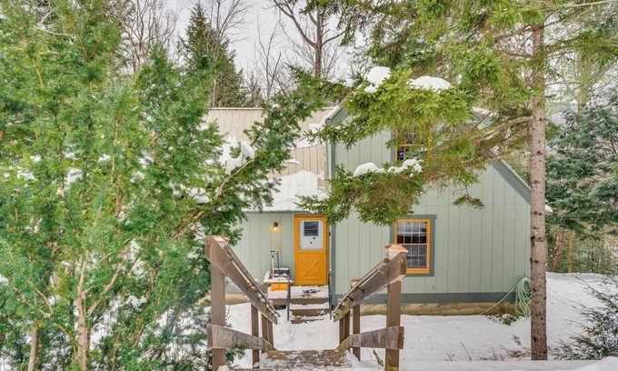 Intervale Cabaña | Rustic Intervale Hideaway w/ Deck & Wooded Views!