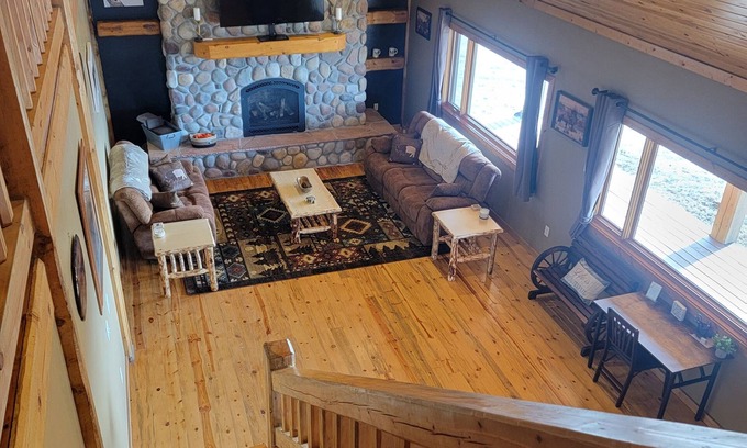 Riverton Cabina | Rustic Knotty Pine Lodge with views!