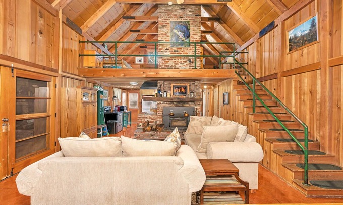 West Village Cabina | Rustic Knotty Pine | Minutes to the Water!
