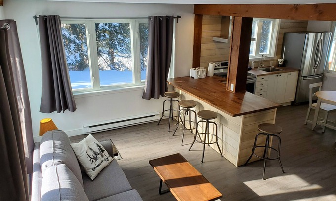St-Adolphe-d'Howard Chalet De Esquí | Rustic lakeside cottage with spa