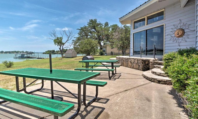 Tow Casa | Rustic Lake Buchanan Hideaway with Game Room and Grill