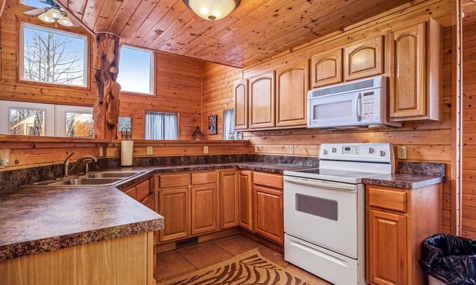 Byrdstown Cabina | Rustic Lake Cabin with hot tub near three marinas!