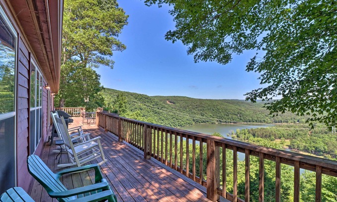 Edgemont Casa | Rustic Lake-View Home Near Greers Ferry Lake