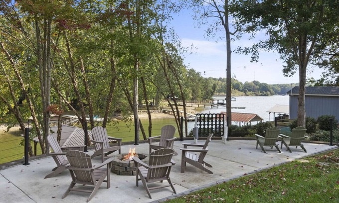 Troutman Casa | Rustic Lakefront home with winery, state park, and more nearby! A perfect fall getaway!