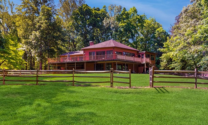 Bumpass Casa | Rustic lakehouse with views, kayaks, Wifi, Central AC & cozy firepit nights