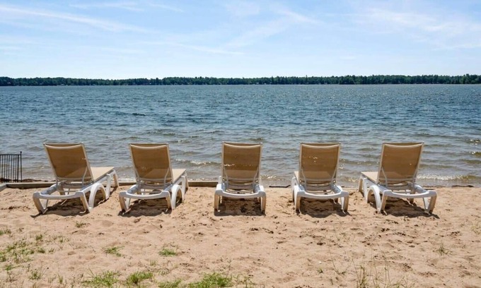 Mayfield Apartamento | Rustic lakeside condo with balcony