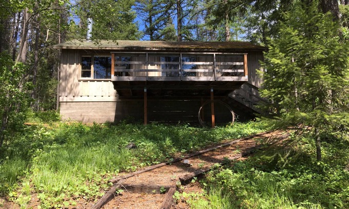West Glacier Cabina | Rustic Lakeside Cabin- a 3 millas del Glacier Park- ¡consigue tu propia playa y muelle!