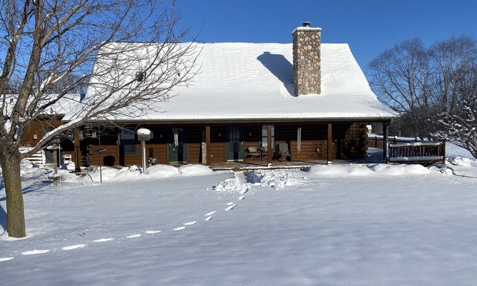 Johnson Creek Casa | Rustic large log home w/3 full baths in country; midway between Madison & Milw