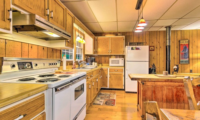 Linville Falls Cabaña | Rustic Linville Falls Cottage w/ Fire Pit!