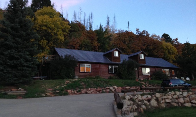 Durango Casa | Rustic Lodge in the Animas Valley. 5 minutes to Durango, 15 minutes to Purgatory
