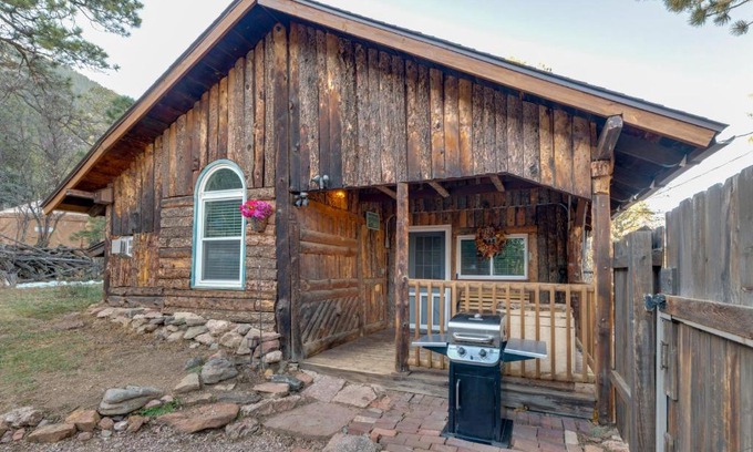 Green Mountain Falls Casa | Rustic Log Cabin with Studio about 5 Mi to Pikes Peak!