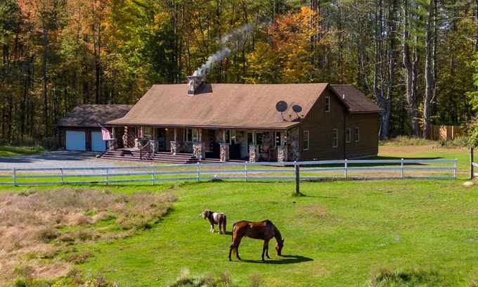 Saratoga Springs Cabina | Rustic Log Cabin on private horse farm!
