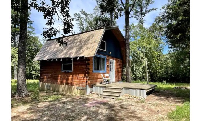 Summertown Cabina | Rustic Log Cabin at End-of-the-Road, on 100 acres