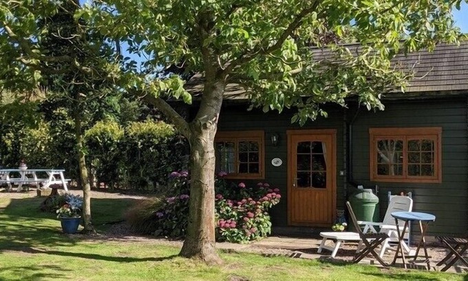 Harmer Hill Cabaña | Rustic Log Cabin - Dog Friendly - Sleeps 2 - Views