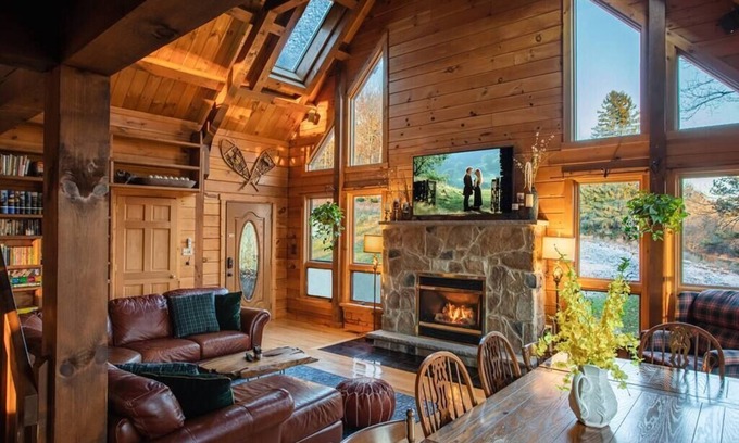 Kresgeville Cabina | Rustic Log Cabin in the Poconos: HOT TUB, FIRE PIT, POOL TABLE, PING PONG TABLE!