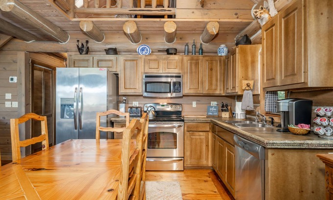 Bixby Cabina | Rustic Log Cabin on 160 Gated Acres! Just 30 minutes from Tulsa!