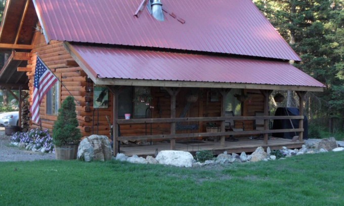 Whitefish Cabina | Cabaña de madera rústica en 20 acres privada y tranquila, a sólo 20 minutos de la ciudad