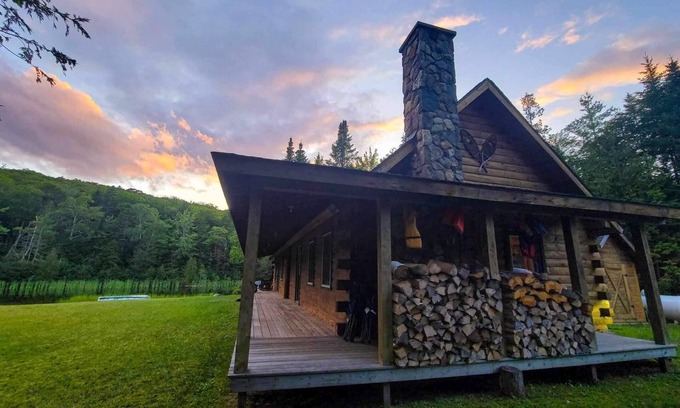 Maidstone Cabina | Rustic log cabin on beautiful Maidstone Lake