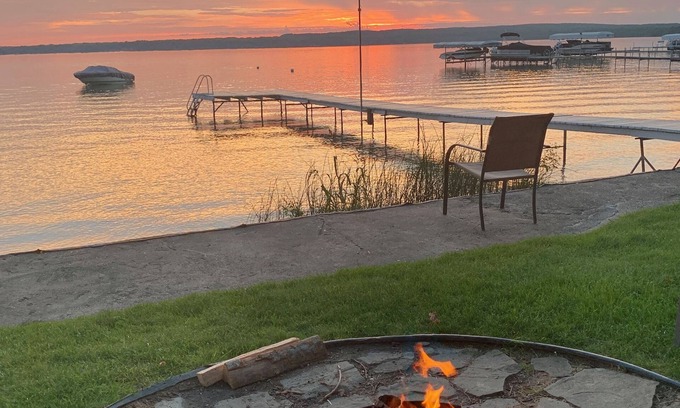 Cheboygan Cabina | Frente al agua, paseos en bote, pesca, romántico y rústico -Cabin en Burt Lake Michigan