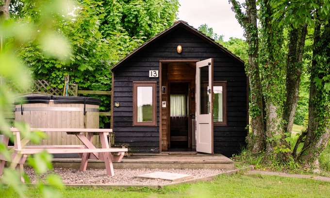 Forres Cabina | Confortable-Shieling With Hot Tub-Cabaña-Baño con ducha