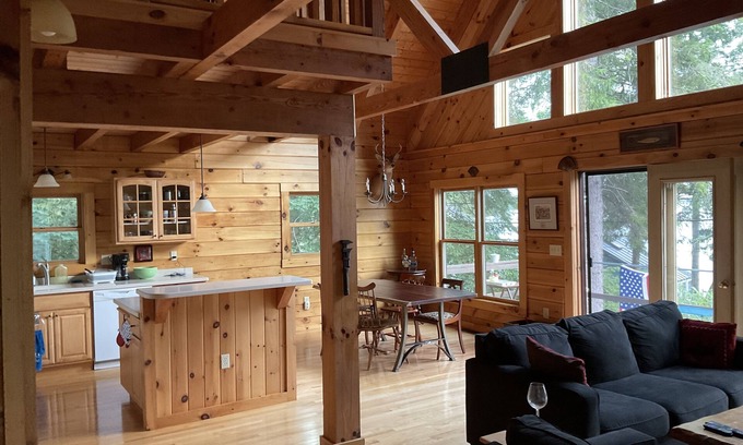 Castleton Casa | Rustic Log Home at the LAKE
