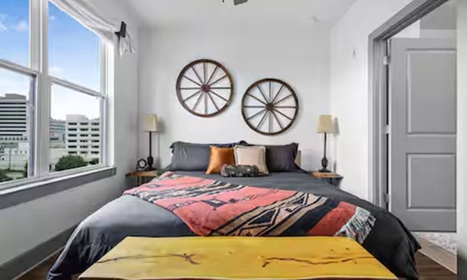 West End Apartamento | Rustic Luxe Escape, Pool, Parking & Discounts!