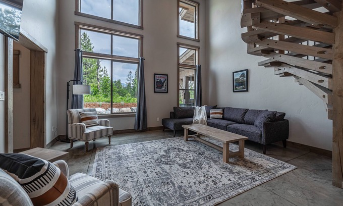 Coram Condominio | Rustic Luxury Condo 2bed/2bath Private Hot Tub-Just minutes from Glacier 4-1