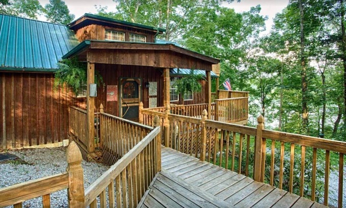 Nancy Cabina | Rustic Luxury Lakefront Cabin in Beautiful Wooded Surroundings