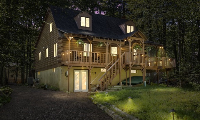 Locust Lake Village Cabina | Rustic Luxury - Log Cabin in the Pocono Mountains - Indoor Sauna- Close to Ski