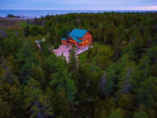 South Bruce Peninsula Casa | Rustic Luxury Saw N' Logzzz Cabin Getaway