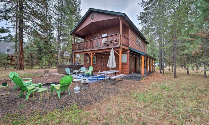 McCall Cabina | Rustic McCall Cabin w/ Private Hot Tub & Deck!