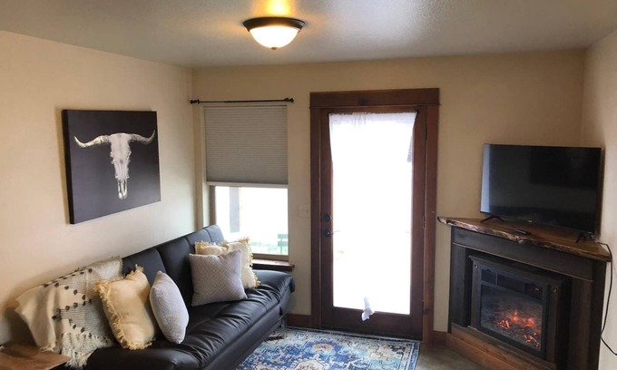 River Road Condominio | Rustic, modern, and cozy condo located in central Missoula on the Milwaukee Path bike trail.