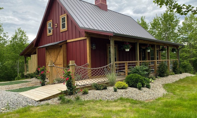 McArthur Cabina | Rustic Modern Cabin on Highland Cow Farm: Hiking Trails, Hot Tub and Fire pit