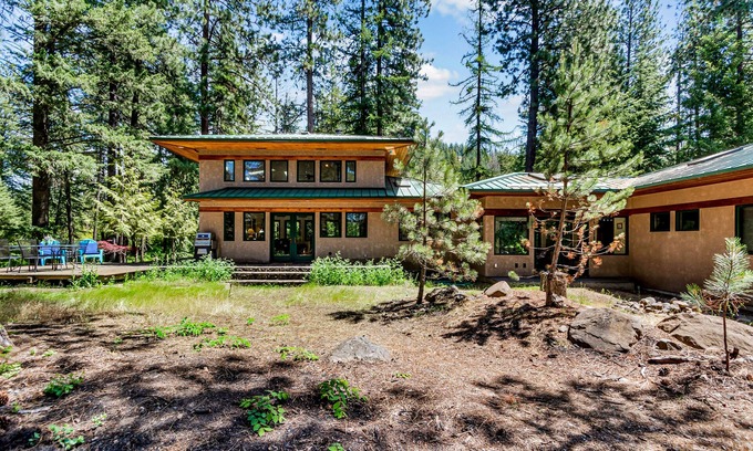 Harrison Casa | Rústico contemporáneo en un entorno de bosque privado con vista al lago Coeur d’Alene