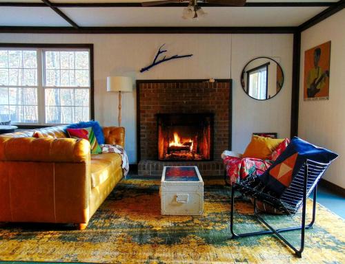 New Market Casa | Rustic Mountain Cabin with Porch & Fire Pit in New Market, Virginia