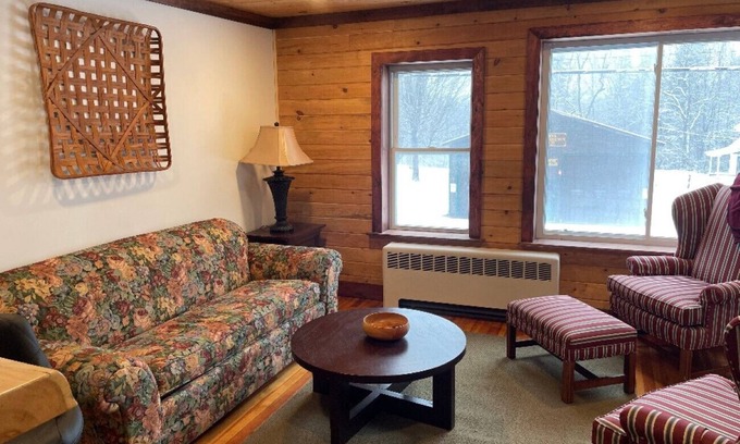 Olmstedville Condominio | Rustic Mountain Condo Close to Gore Mountain