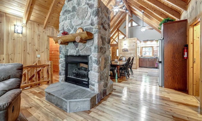 Great Cacapon Cabina | Rustic Mountain Escape w/ Hot Tub