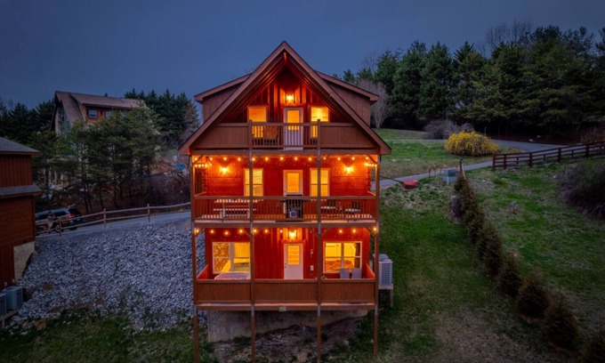 Sevierville Cabina | Rustic Mountain Retreat by Ghosal Luxury Lodging