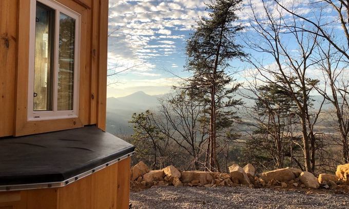 Newport Cabina | ¡Mountain Farmer es una experiencia rústica en una excelente ubicación con HotTub privado!