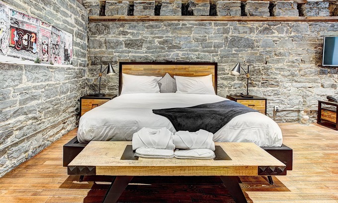 International District Casa | Rustic New Loft w/King Bed + cozy park Old Mtl