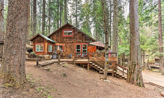 Sugar Pine Cabina | Rustic Oakhurst Cabin ~ 8 Mi to Yosemite NP!