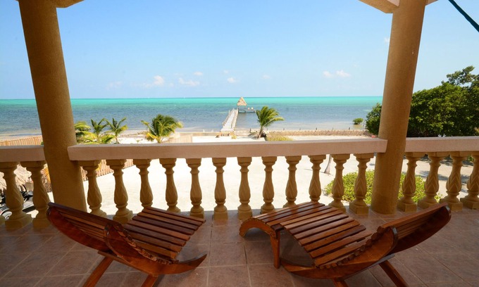 San Pedro Casa | Casa rústica del Caribe con 115 pies de Pristine Caribbean Beach con 250 'Dock