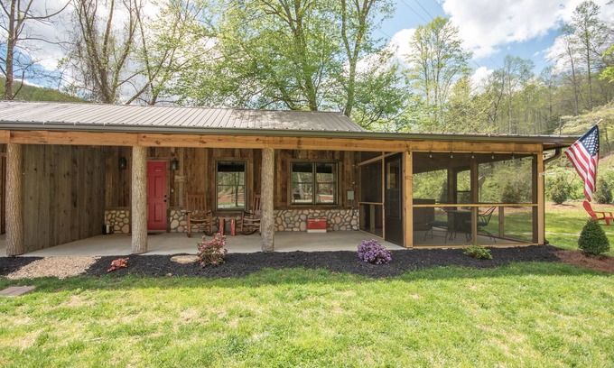 Franklin Cabina | Rustic, One Bedroom Cabin, Starlink Wi-Fi, Hot Tub, Firepit